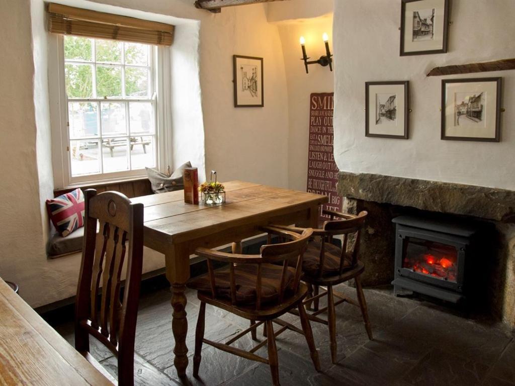 Kings Arms Hotel Abergavenny Exteriör bild